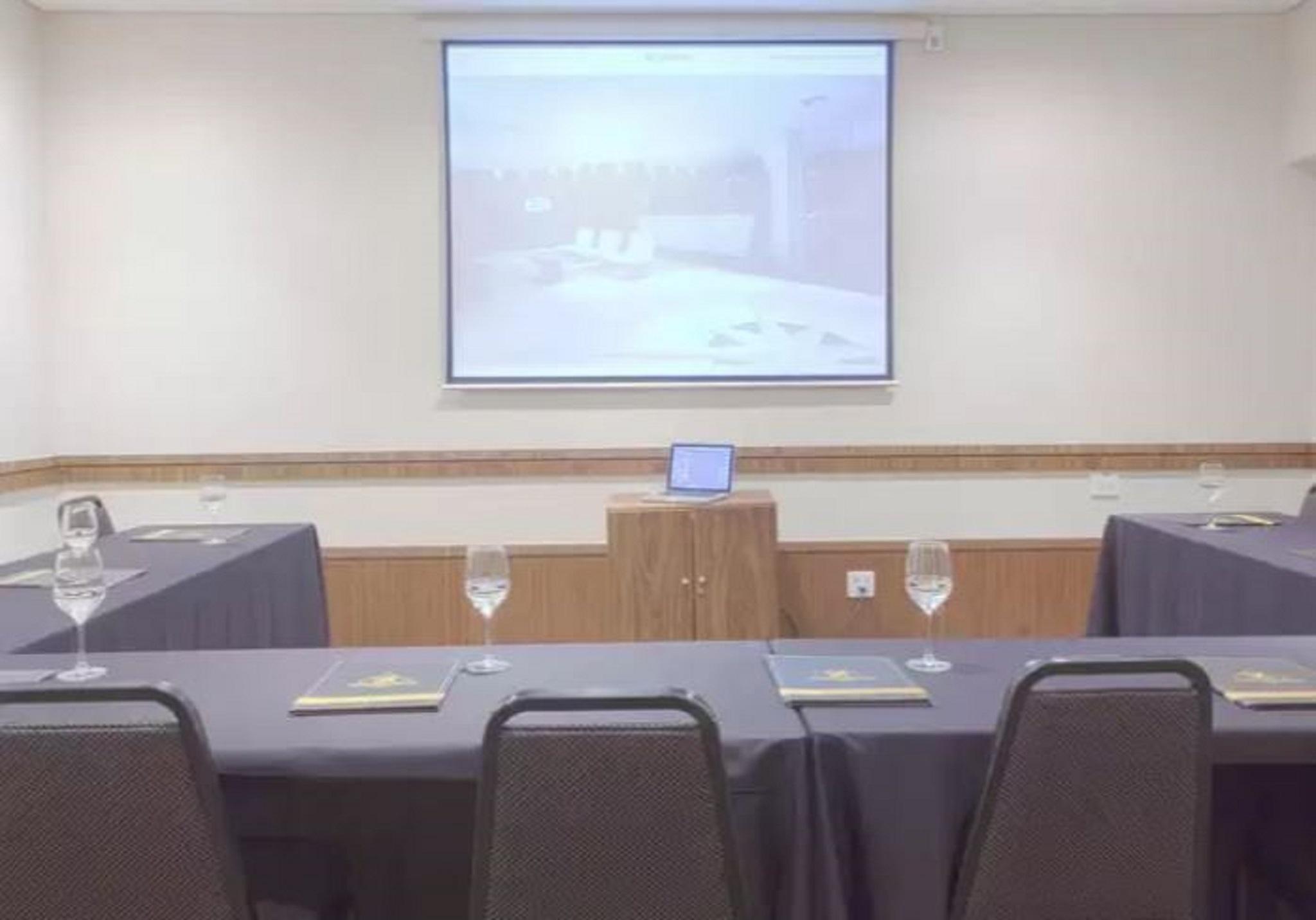 Royal Boutique Savassi Hotel Belo Horizonte Buitenkant foto A projection screen in a meeting room