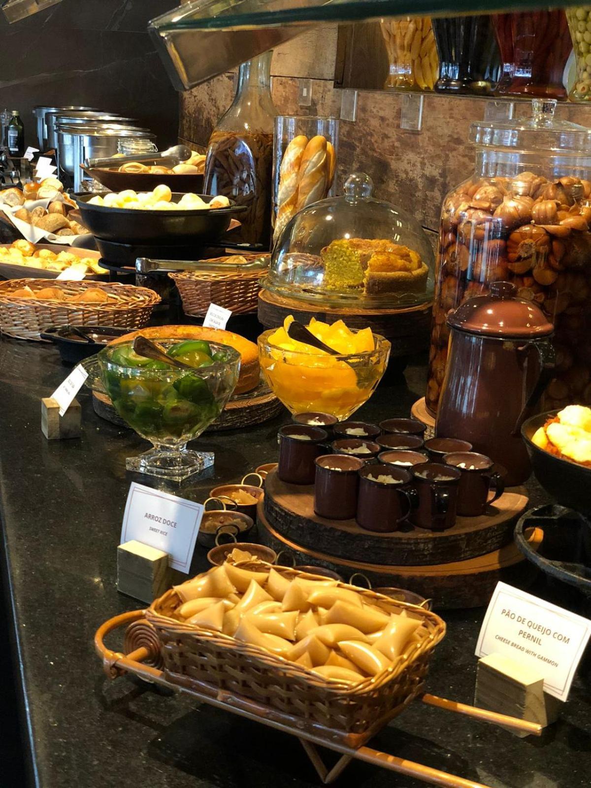 Royal Boutique Savassi Hotel Belo Horizonte Buitenkant foto A selection of desserts at a buffet